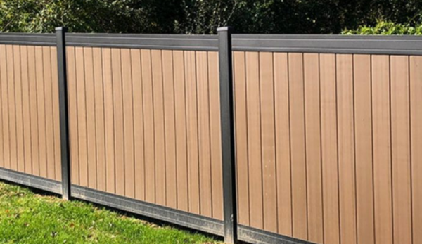 Pagar kayu dengan warna cat netral yang mewah